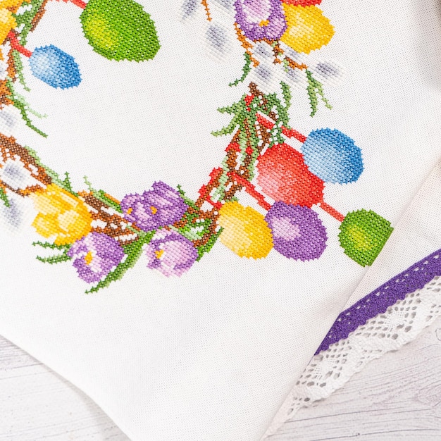 Kolorowe hafciarskie wzory na materiale